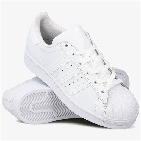 Flache weiße adidas Schuhe 